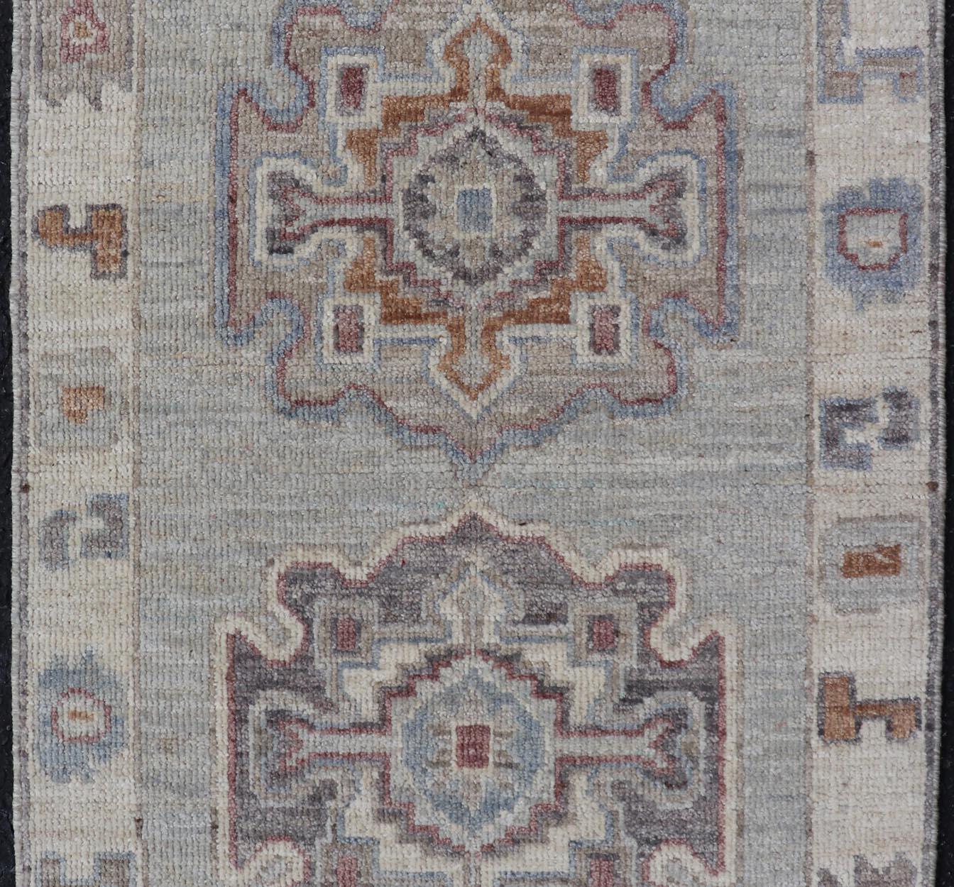 Noué à la main Motif médaillon Oushak moderne sur fond gris clair et tons terreux en vente