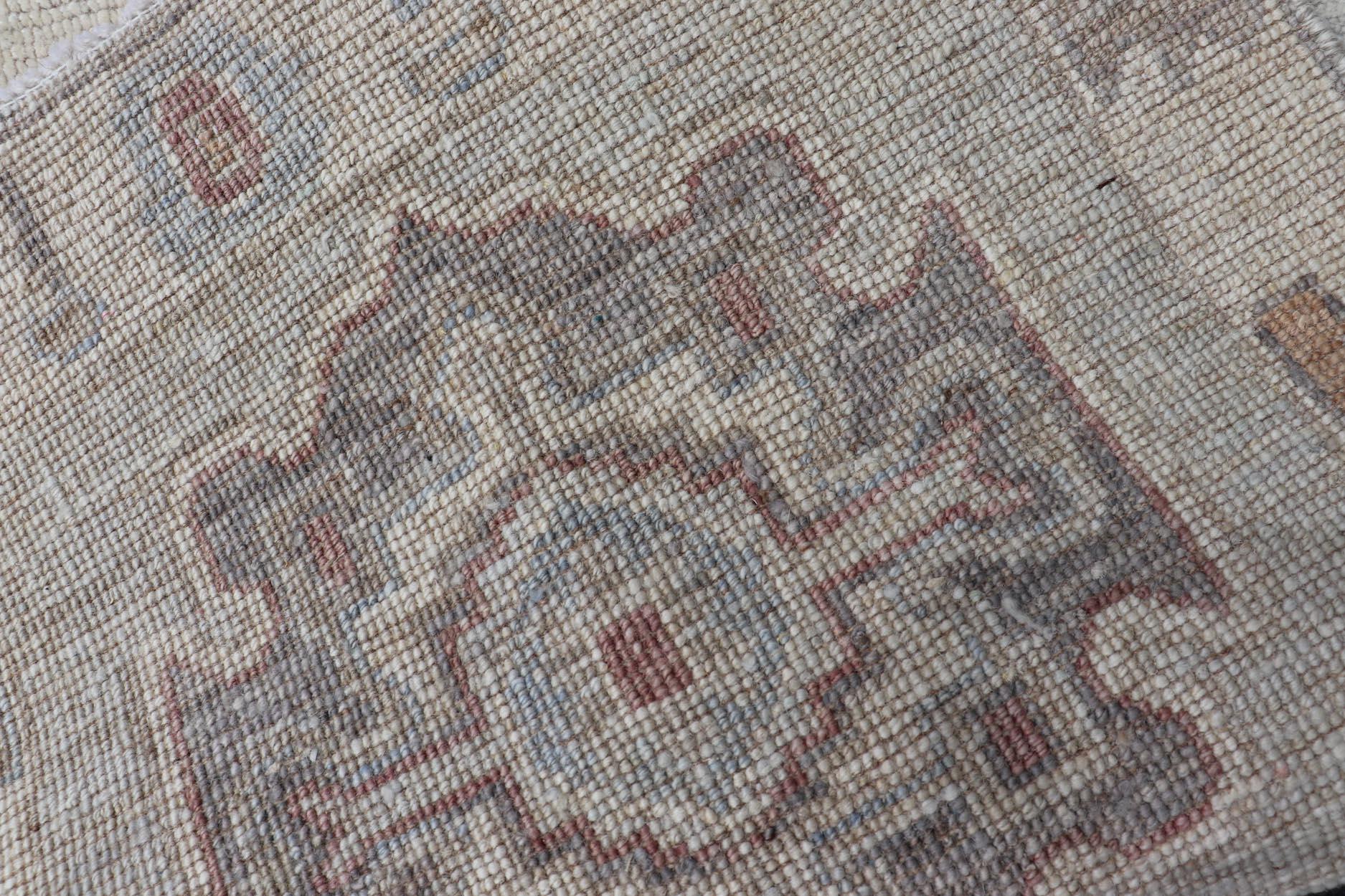 XXIe siècle et contemporain Motif médaillon Oushak moderne sur fond gris clair et tons terreux en vente