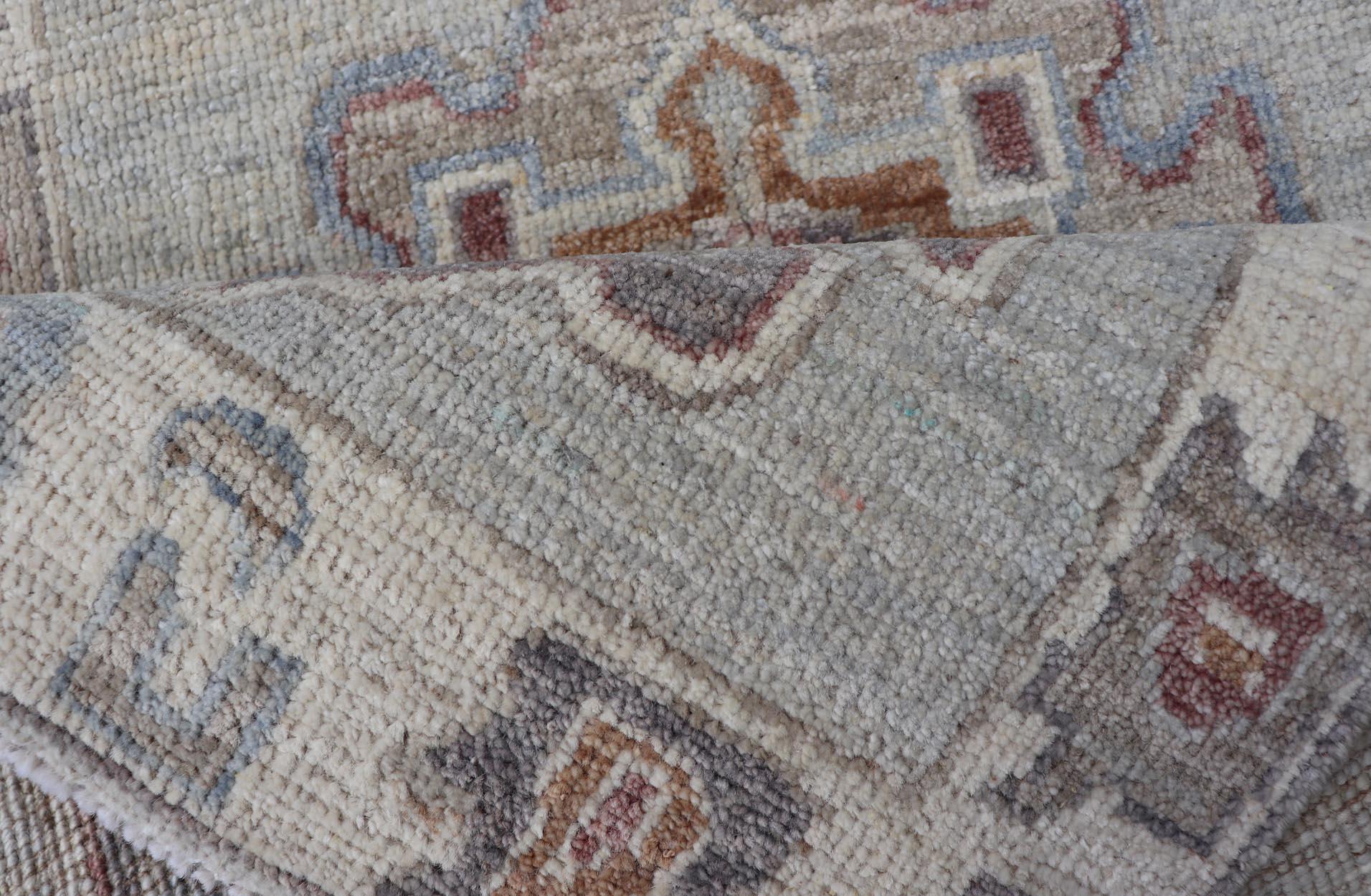 Laine Motif médaillon Oushak moderne sur fond gris clair et tons terreux en vente