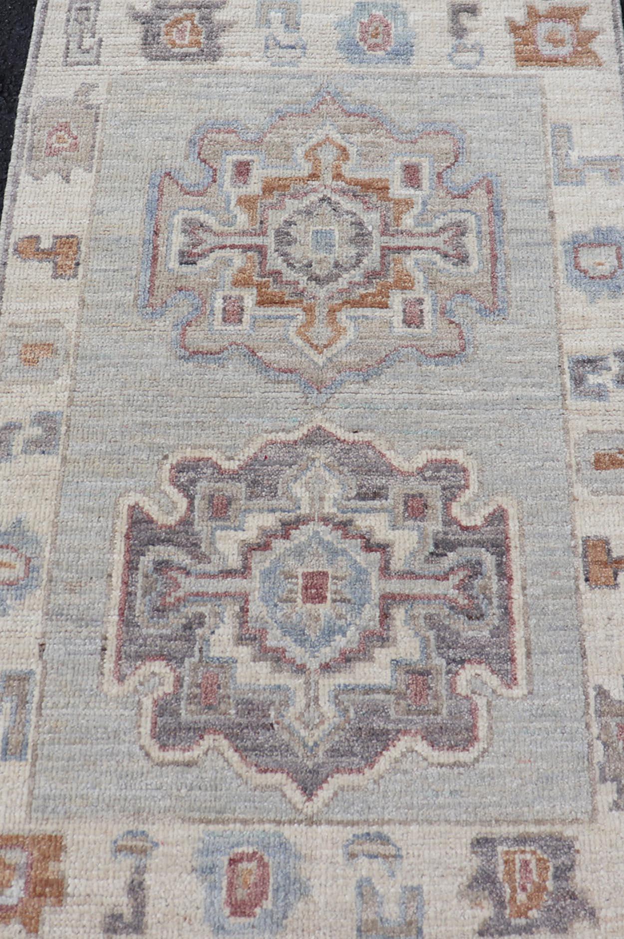 Motif médaillon Oushak moderne sur fond gris clair et tons terreux en vente 1