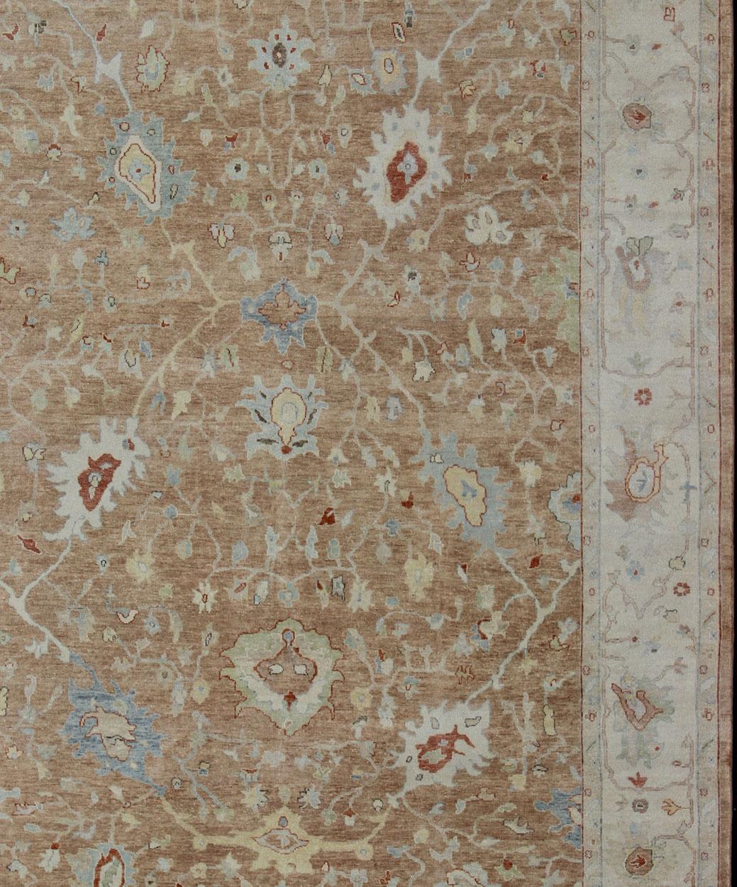 Tappeto Oushak con tavolozza di colori neutri blu, crema e corallo e disegno floreale all-over, Keivan Woven Arts / rug/BDH-743461, paese d'origine/tipo: India/ Oushak

Questo tappeto Oushak annodato a mano presenta un bellissimo disegno in