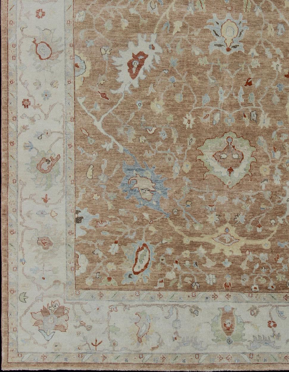 Indiano Tappeto moderno Oushak con design all-over in corallo, azzurro e panna in vendita