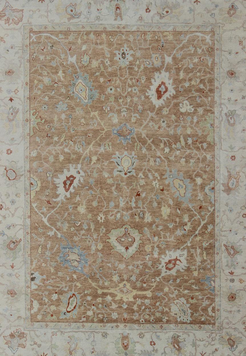Annodato a mano Tappeto moderno Oushak con design all-over in corallo, azzurro e panna in vendita