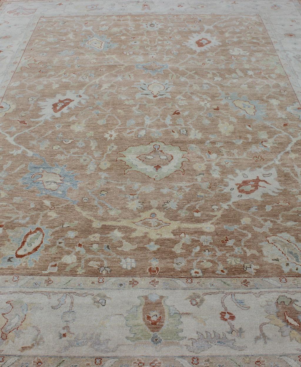 XXI secolo e contemporaneo Tappeto moderno Oushak con design all-over in corallo, azzurro e panna in vendita