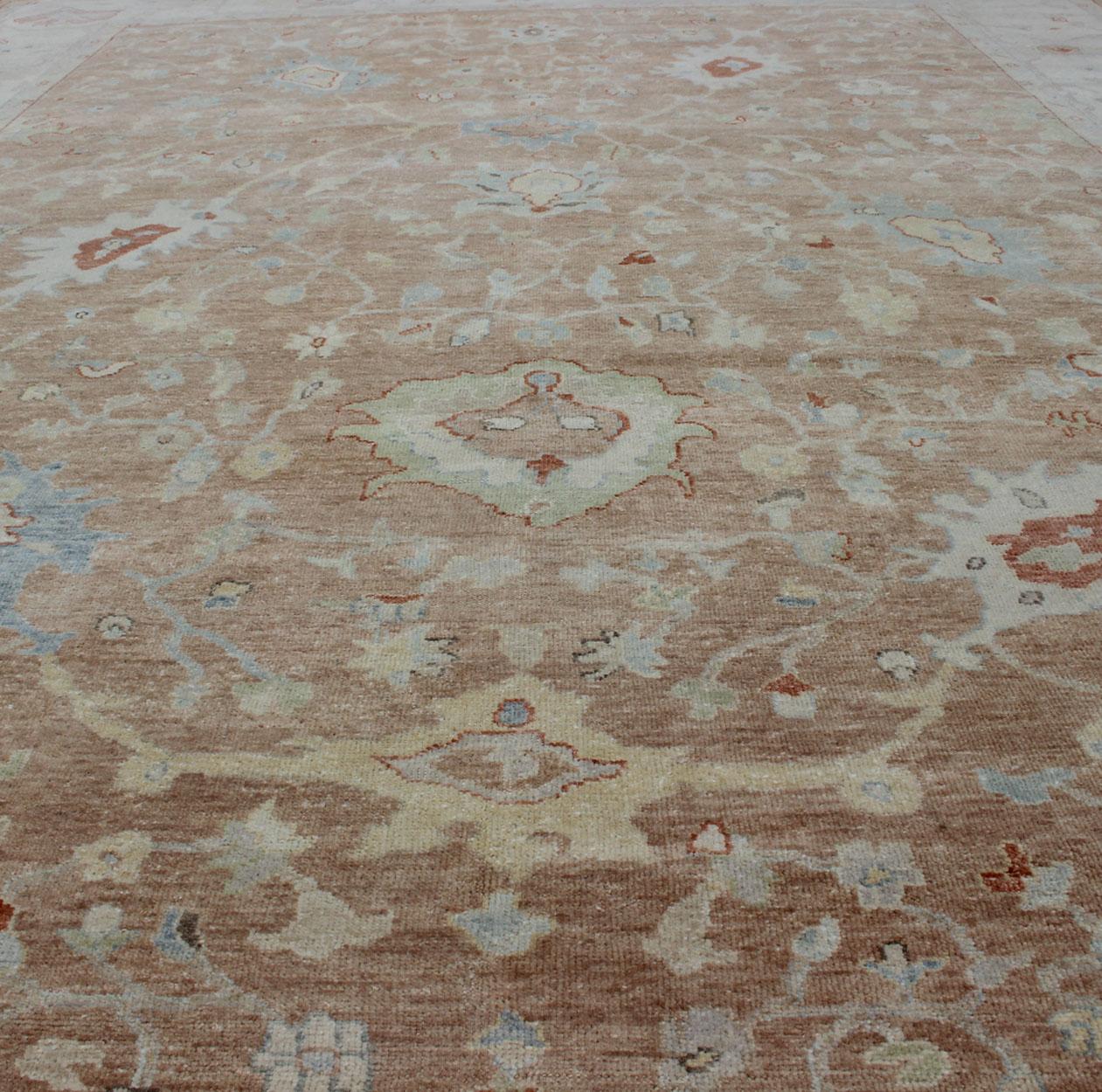 Lana Tappeto moderno Oushak con design all-over in corallo, azzurro e panna in vendita
