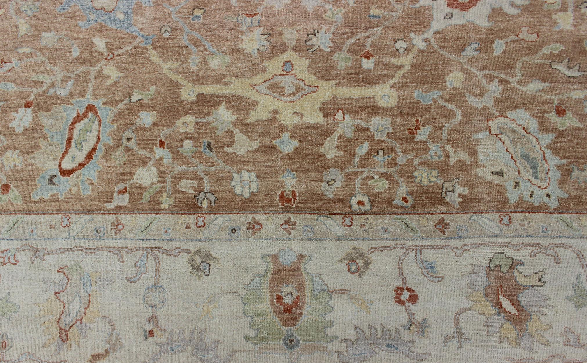 Tappeto moderno Oushak con design all-over in corallo, azzurro e panna in vendita 2