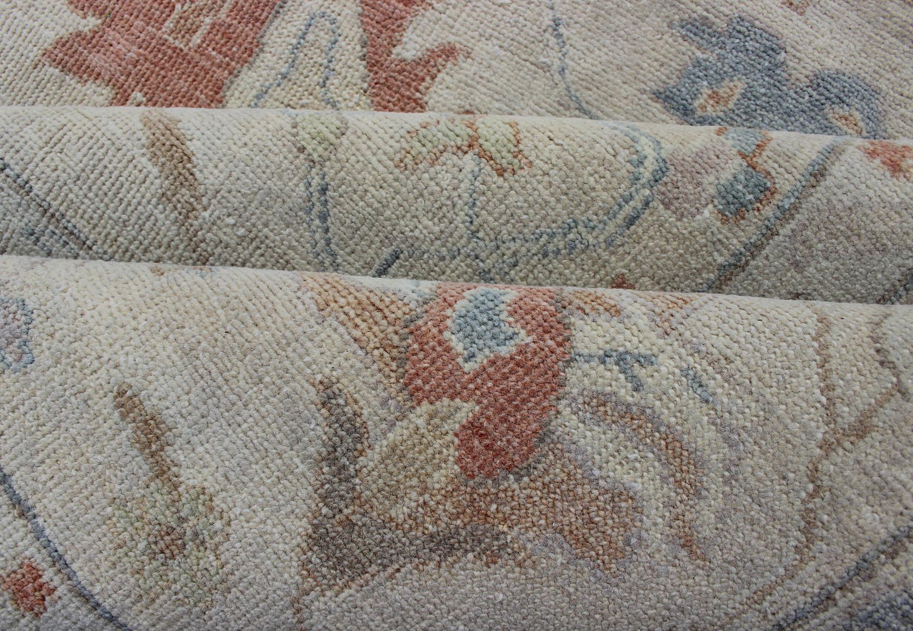 Moderner Oushak Muted Rug von Keivan Woven Arts in Koralle und Hellblau.
Maße: 9'2 x 11'9 

Herkunftsland: Indien; Art: Oushak; Design/One: All-Over, Floral, Oushak Floral; Keivan Woven Arts: BDH-742079; Oushak-Teppich mit blauer und korallenroter,