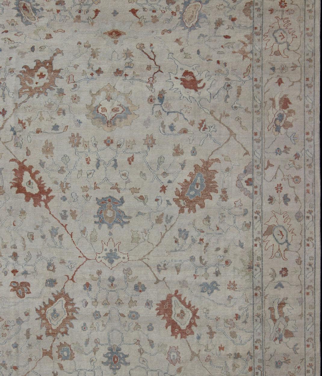 Moderner gedämpfter Oushak-Teppich von Keivan Woven Arts in Koralle und Light Blue (Indisch) im Angebot