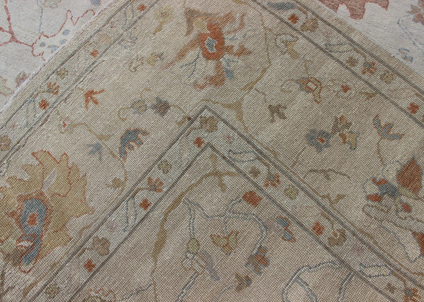 Moderner gedämpfter Oushak-Teppich von Keivan Woven Arts in Koralle und Light Blue (Handgeknüpft) im Angebot