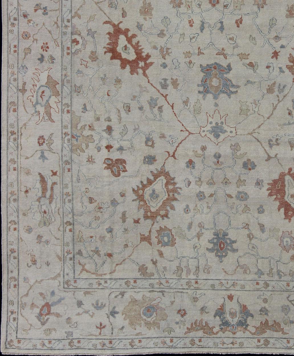 Moderner gedämpfter Oushak-Teppich von Keivan Woven Arts in Koralle und Light Blue im Zustand „Hervorragend“ im Angebot in Atlanta, GA