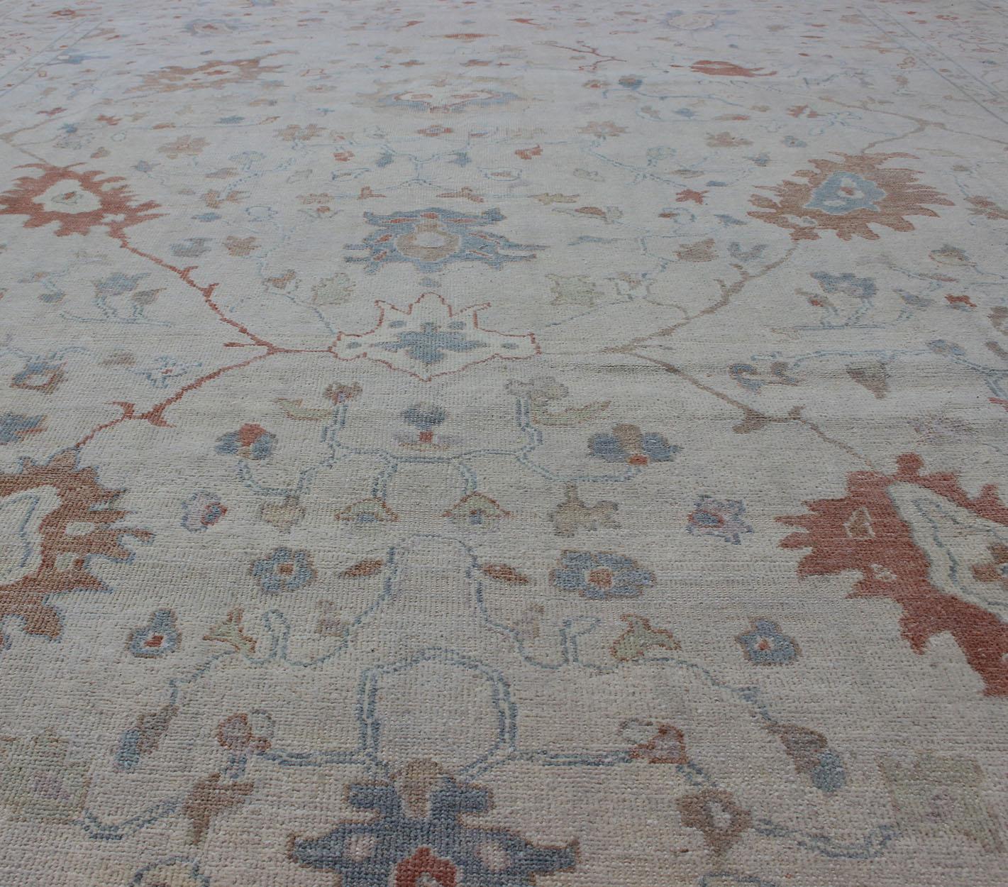 Moderner gedämpfter Oushak-Teppich von Keivan Woven Arts in Koralle und Light Blue (21. Jahrhundert und zeitgenössisch) im Angebot