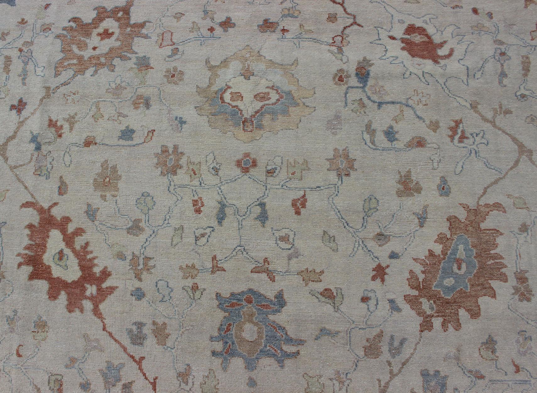 Moderner gedämpfter Oushak-Teppich von Keivan Woven Arts in Koralle und Light Blue (Wolle) im Angebot