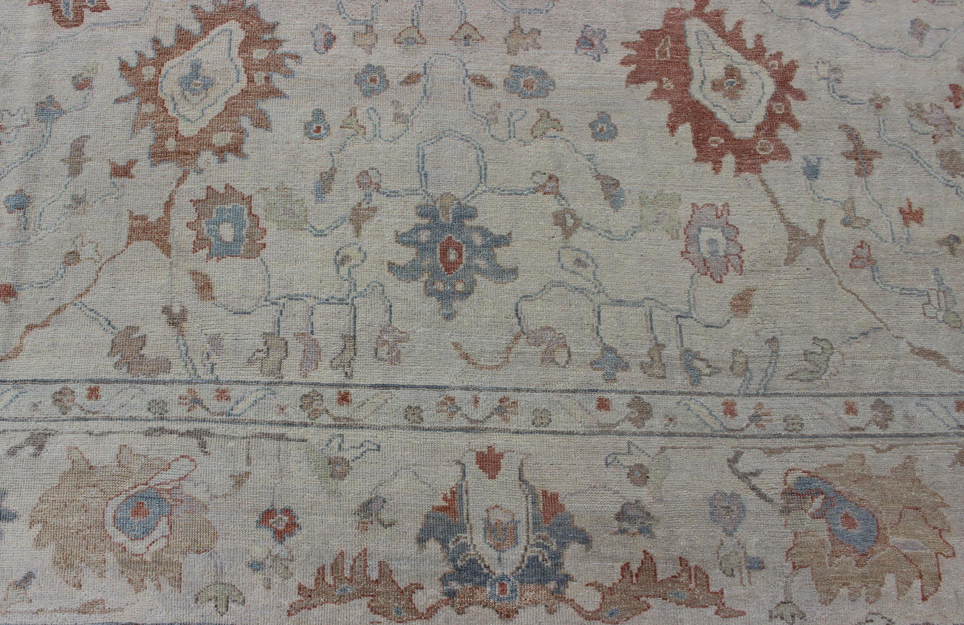 Moderner gedämpfter Oushak-Teppich von Keivan Woven Arts in Koralle und Light Blue im Angebot 1