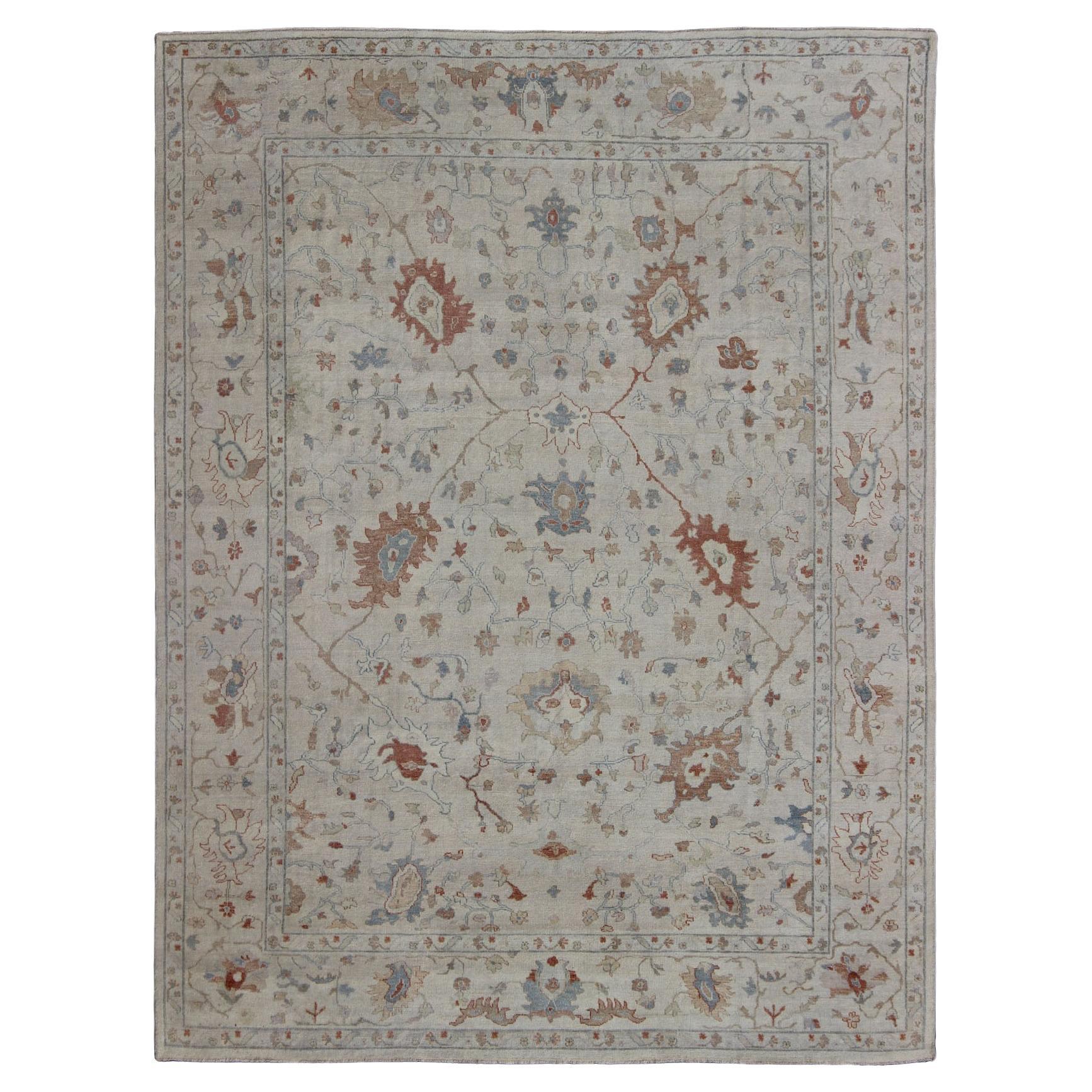 Moderner gedämpfter Oushak-Teppich von Keivan Woven Arts in Koralle und Light Blue