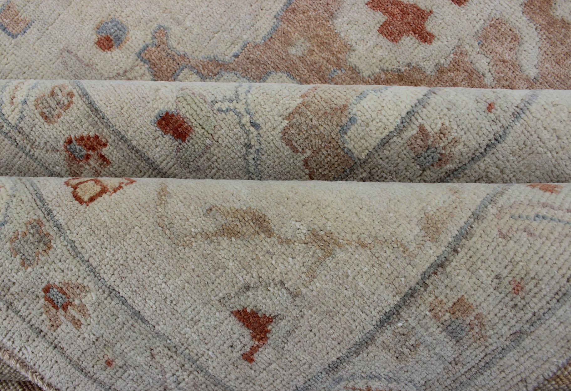 Tapis moderne Oushak à motifs floraux sur toute la surface en laine de Keivan Woven Arts  en vente 4