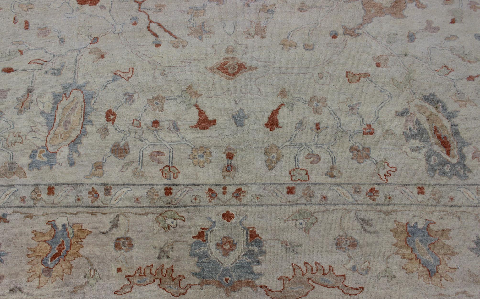 XXIe siècle et contemporain Tapis moderne Oushak à motifs floraux sur toute la surface en laine de Keivan Woven Arts  en vente