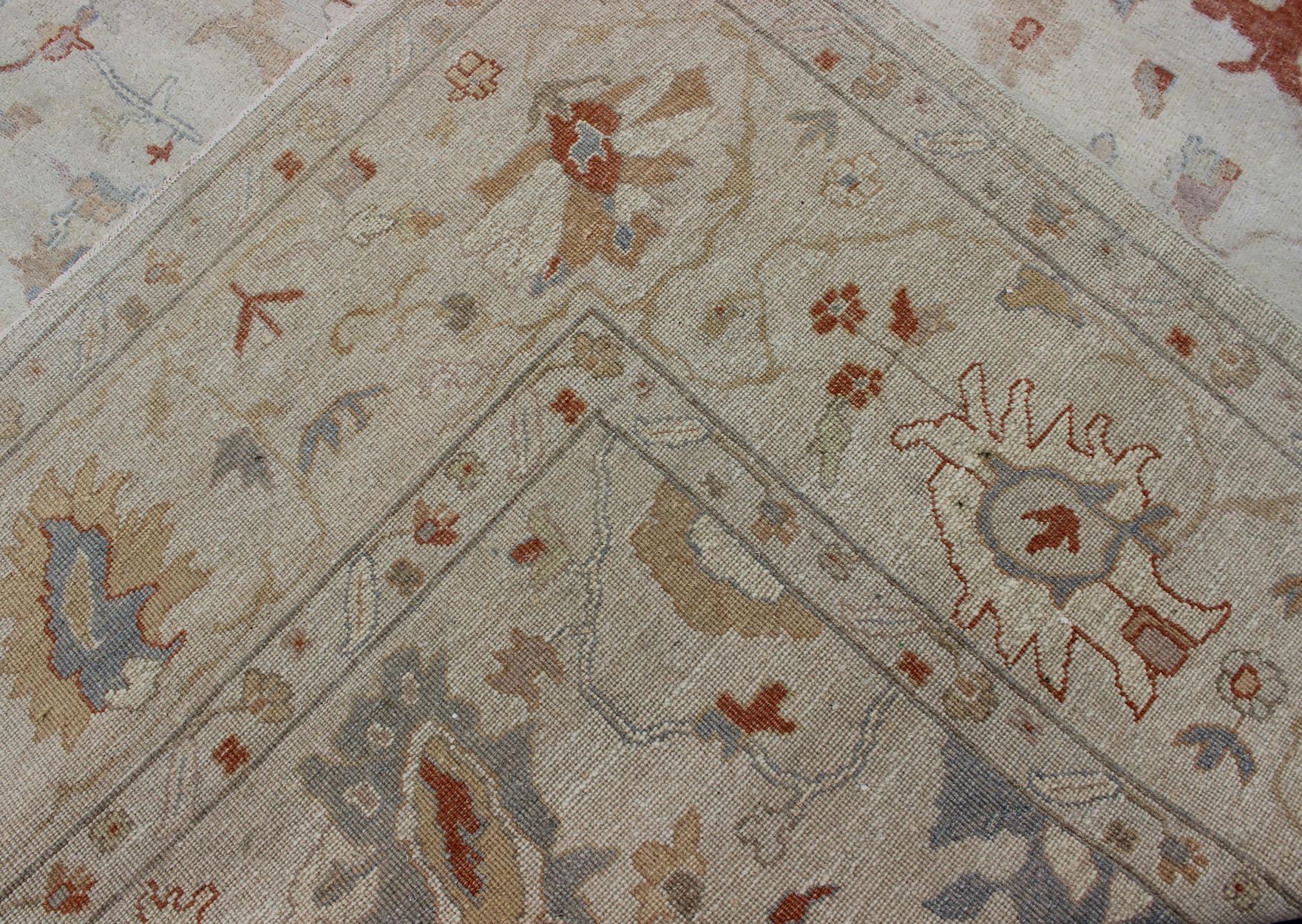 Tapis moderne Oushak à motifs floraux sur toute la surface en laine de Keivan Woven Arts  en vente 1