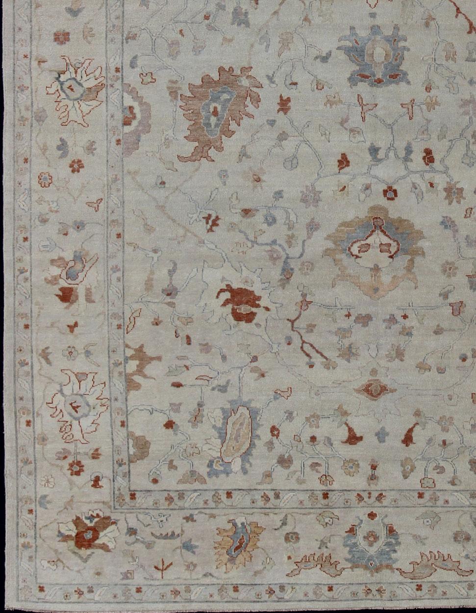 Tapis moderne Oushak à motifs floraux sur toute la surface en laine de Keivan Woven Arts  en vente 2