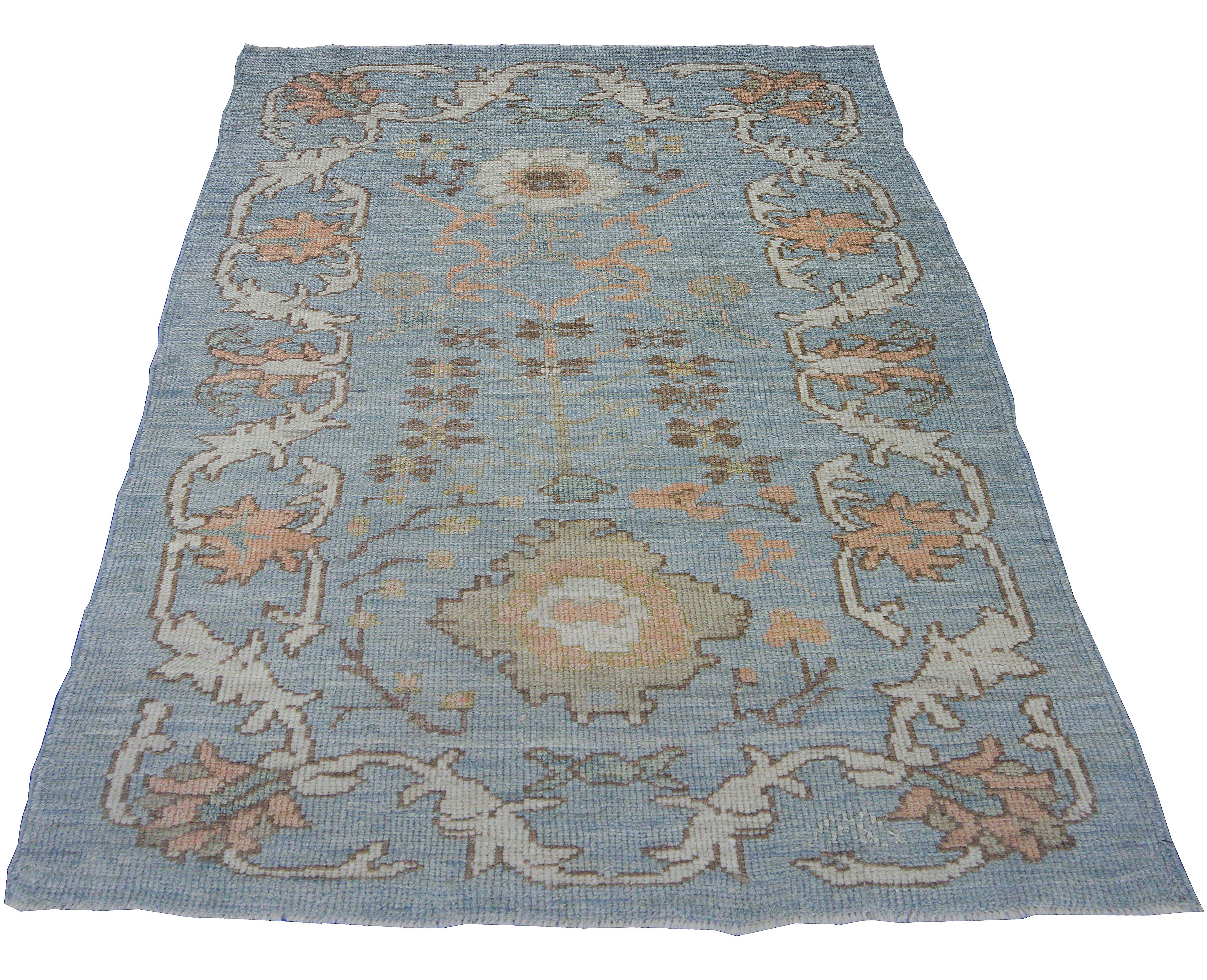Moderner moderner Oushak-Teppich in Blau mit floralen Motiven in Elfenbein, Rosa und Braun (Türkisch) im Angebot