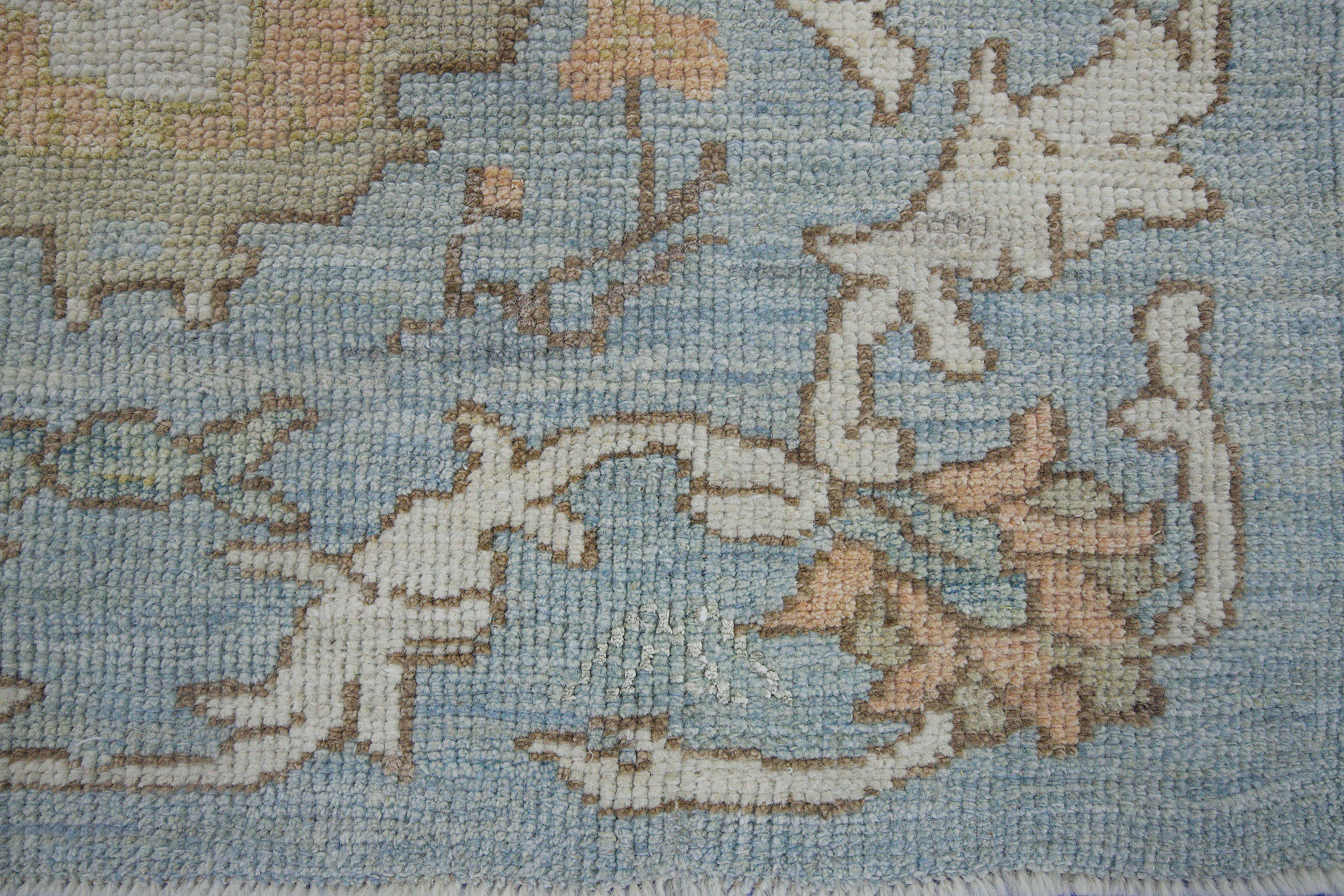 Moderner moderner Oushak-Teppich in Blau mit floralen Motiven in Elfenbein, Rosa und Braun (Handgewebt) im Angebot