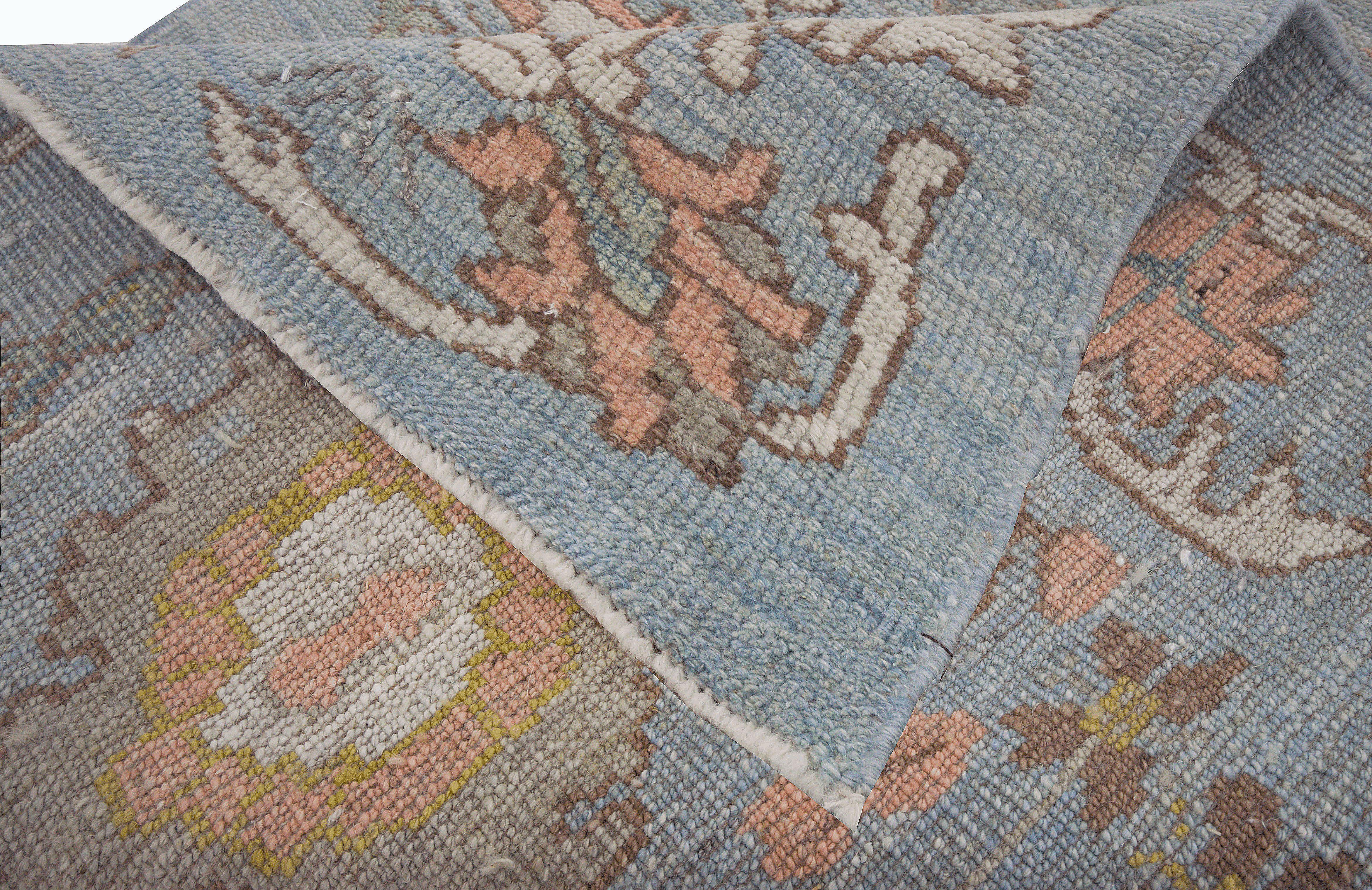 Moderner moderner Oushak-Teppich in Blau mit floralen Motiven in Elfenbein, Rosa und Braun im Zustand „Neu“ im Angebot in Dallas, TX