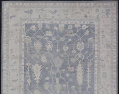 Alfombra moderna Oushak en azul vaquero y marfil con motivos botánicos contemporáneos