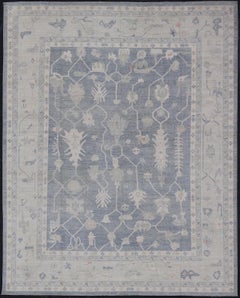 Alfombra moderna Oushak en azul vaquero y marfil con motivos botánicos contemporáneos