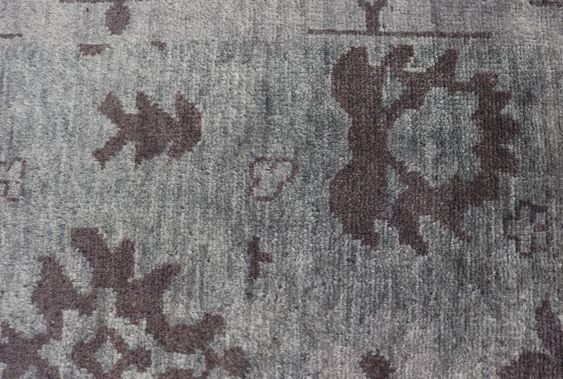 Annodato a mano Tappeto Oushak moderno in lana con disegni sub-geometrici in verde e marrone 9'3 x 13 in vendita