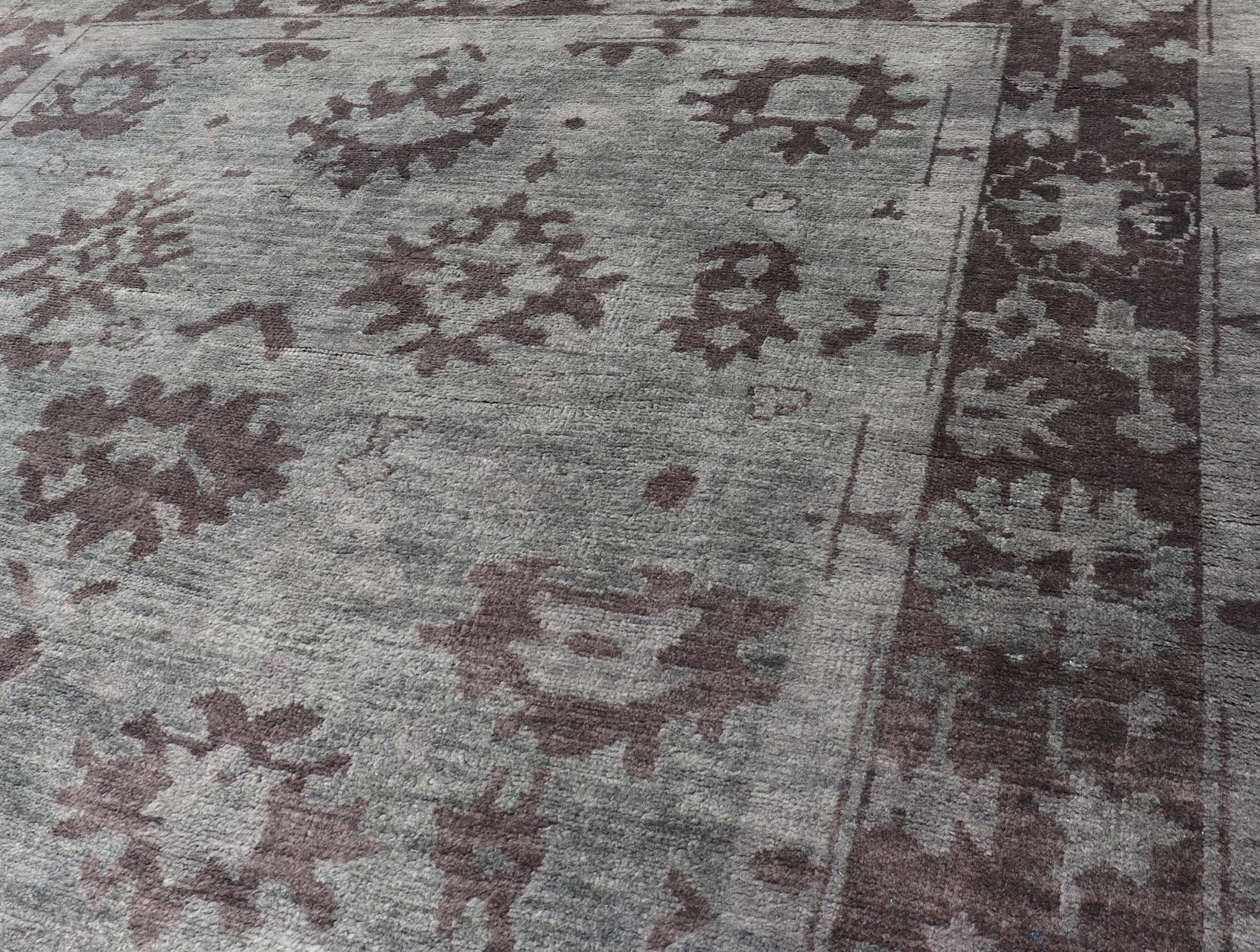 Lana Tappeto Oushak moderno in lana con disegni sub-geometrici in verde e marrone 9'3 x 13 in vendita