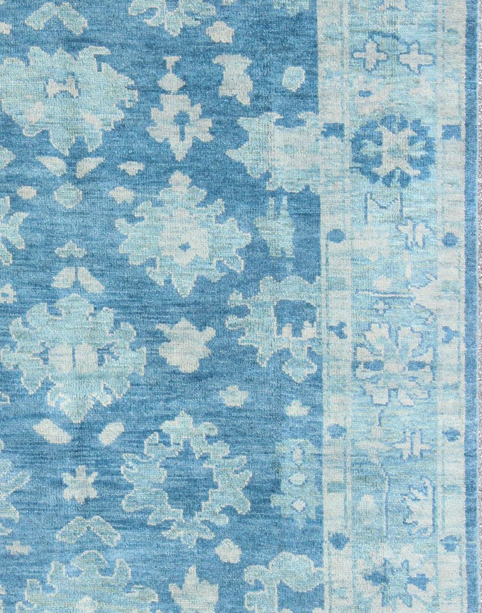 Indiano Tappeto Oushak moderno in lana con disegno floreale sub-geometrico in blu in vendita