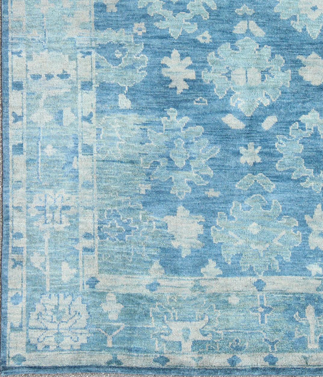 Annodato a mano Tappeto Oushak moderno in lana con disegno floreale sub-geometrico in blu in vendita