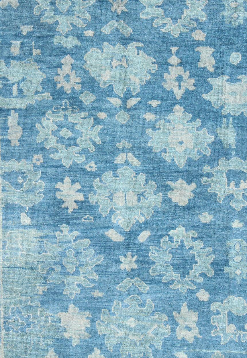Tappeto Oushak moderno in lana con disegno floreale sub-geometrico in blu In condizioni ottime in vendita a Atlanta, GA