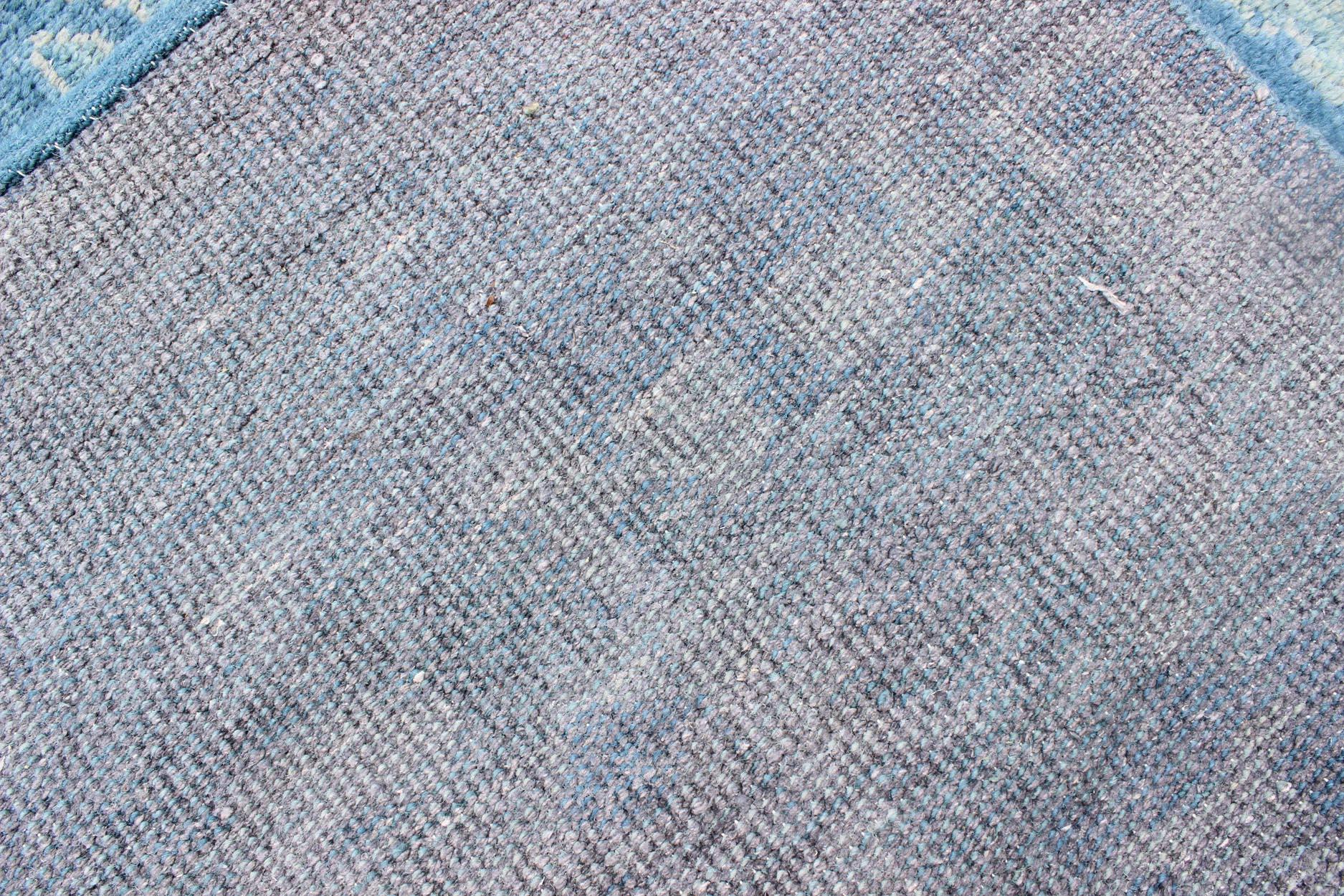 XXI secolo e contemporaneo Tappeto Oushak moderno in lana con disegno floreale sub-geometrico in blu in vendita