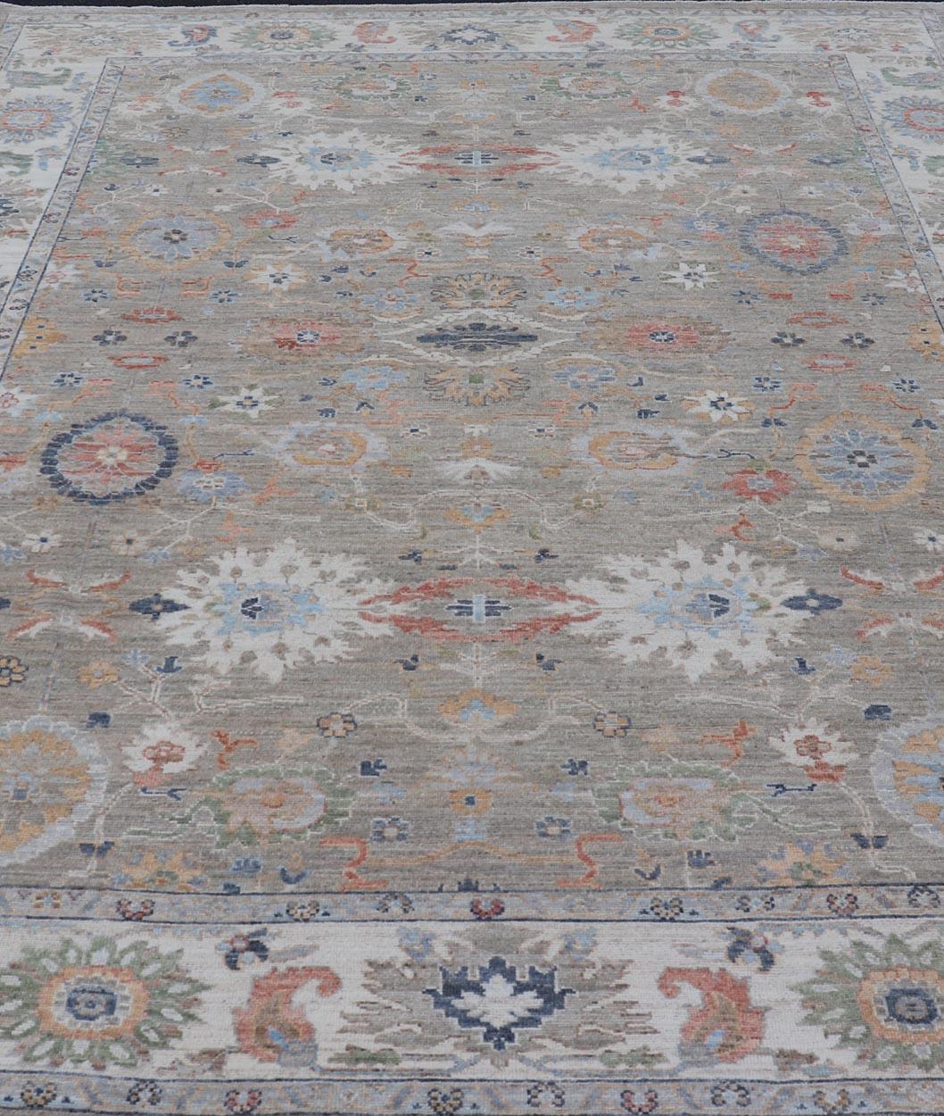 Tappeto Oushak moderno con una delicata miscela di verdi tenui e fiori 9'0 x 12'4 in vendita 5