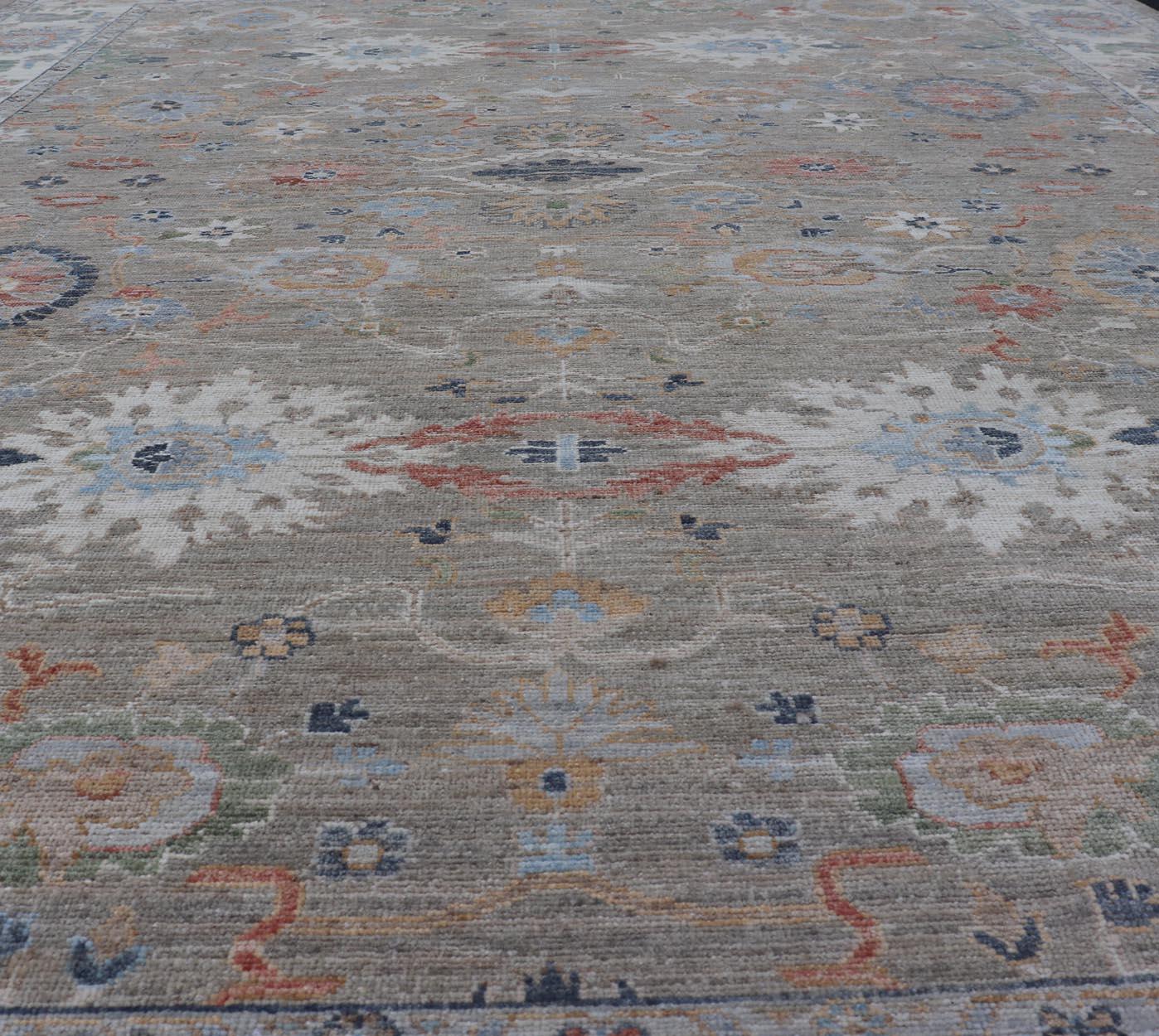 Tappeto Oushak moderno con una delicata miscela di verdi tenui e fiori 9'0 x 12'4 in vendita 6