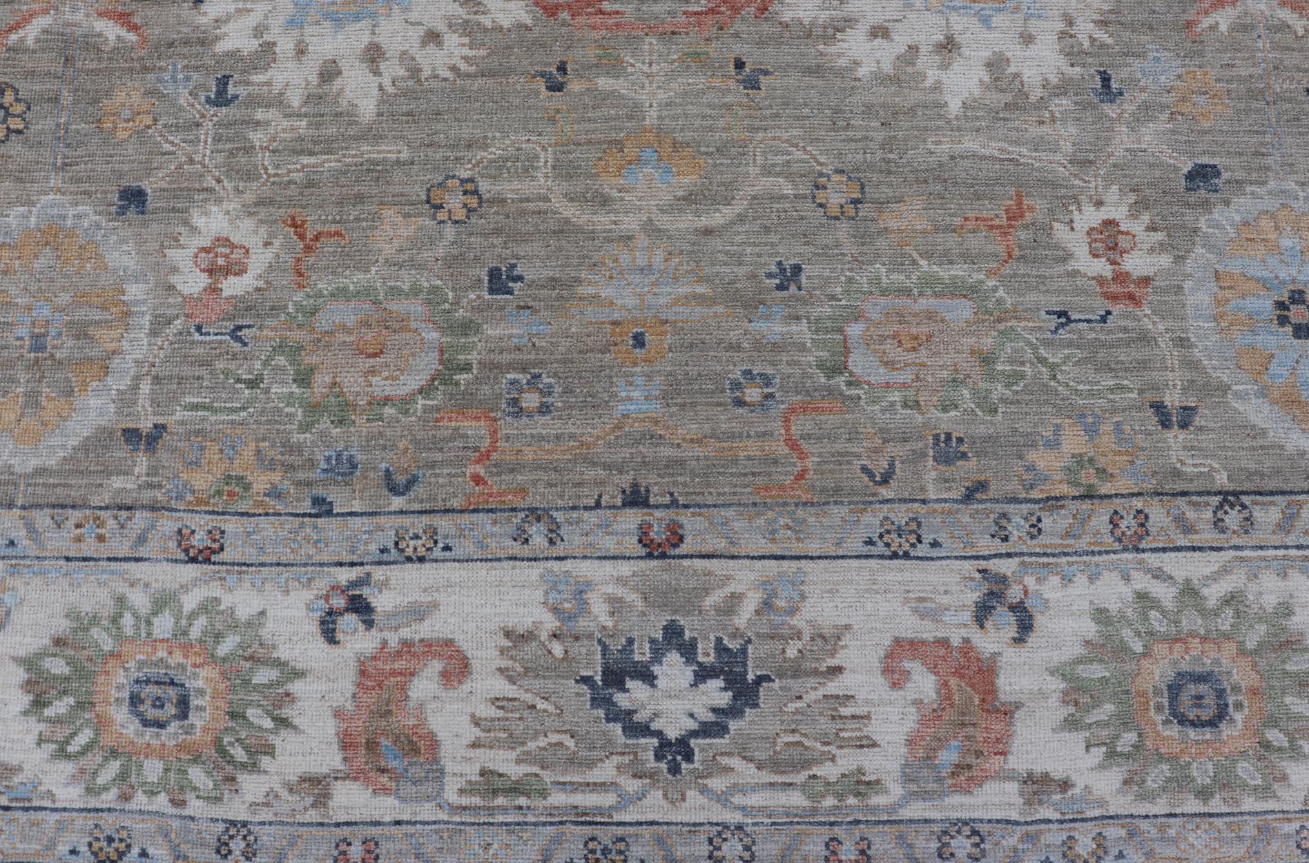 Tappeto Oushak moderno con una delicata miscela di verdi tenui e fiori 9'0 x 12'4 in vendita 7