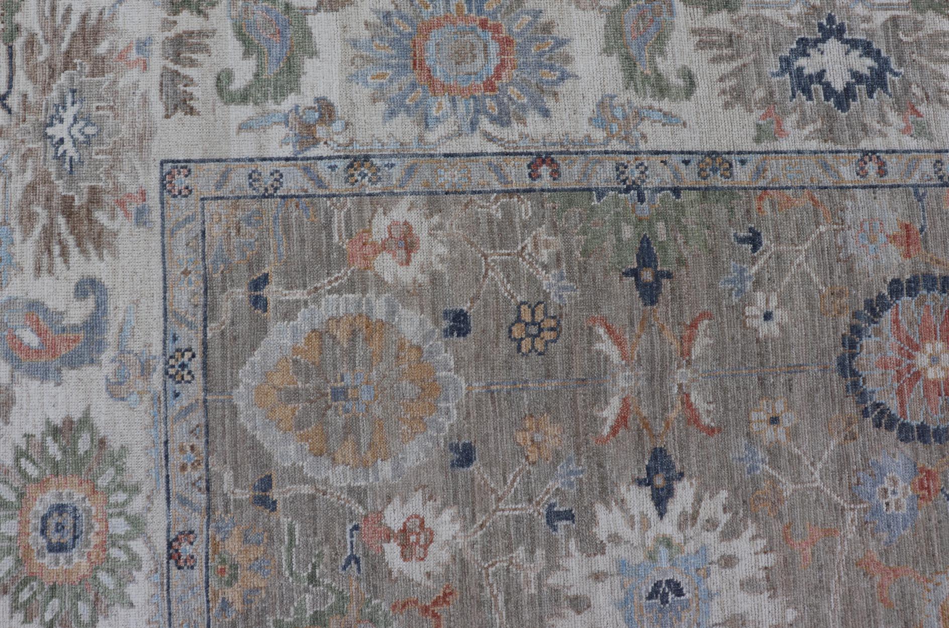 Misure: 9'0 x 12'4 
Tappeto Oushak moderno con una delicata miscela di verdi tenui e fiori 9'0 x 12'4. Paese di origine: Afghanistan Tipo: Oushak Design: All-Over, Floreale, 21° secolo. Keivan Woven Arts: tappeto AWR-164. 

Questo tappeto Oushak