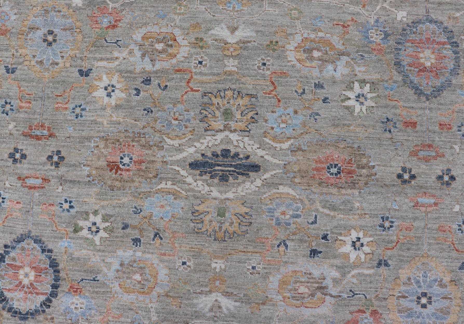 Turco Tappeto Oushak moderno con una delicata miscela di verdi tenui e fiori 9'0 x 12'4 in vendita