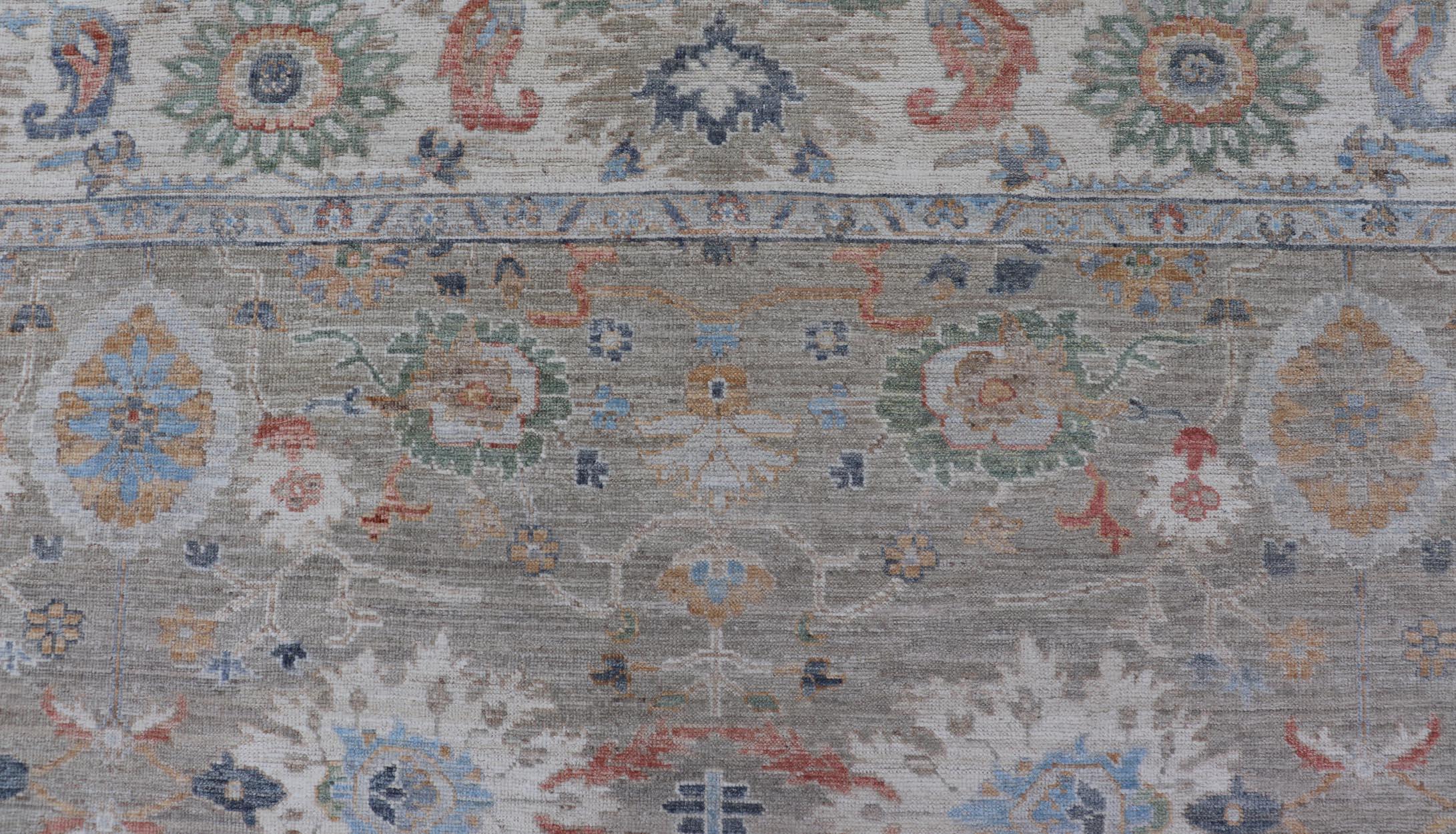 Tappeto Oushak moderno con una delicata miscela di verdi tenui e fiori 9'0 x 12'4 In condizioni Nuovo in vendita a Atlanta, GA