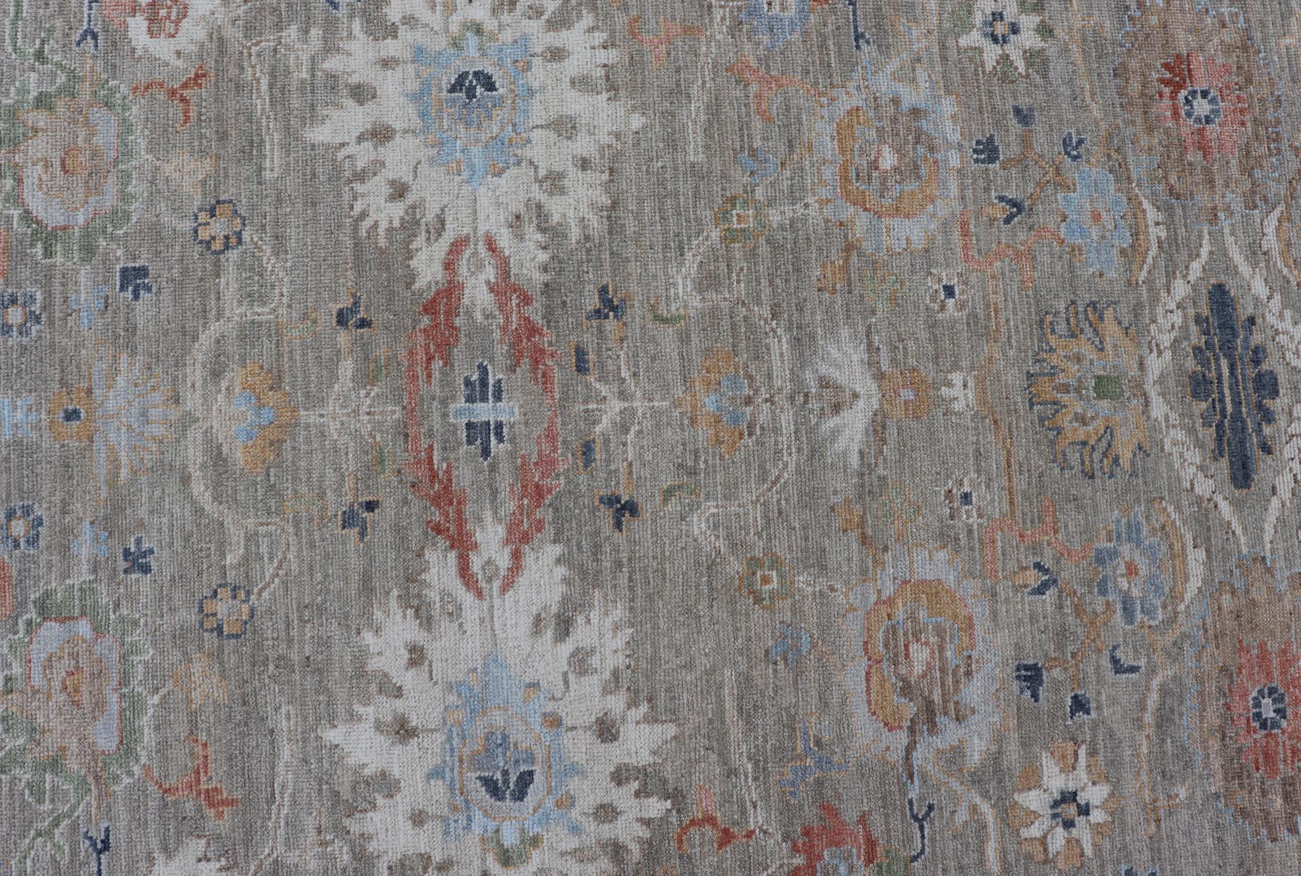 XXI secolo e contemporaneo Tappeto Oushak moderno con una delicata miscela di verdi tenui e fiori 9'0 x 12'4 in vendita