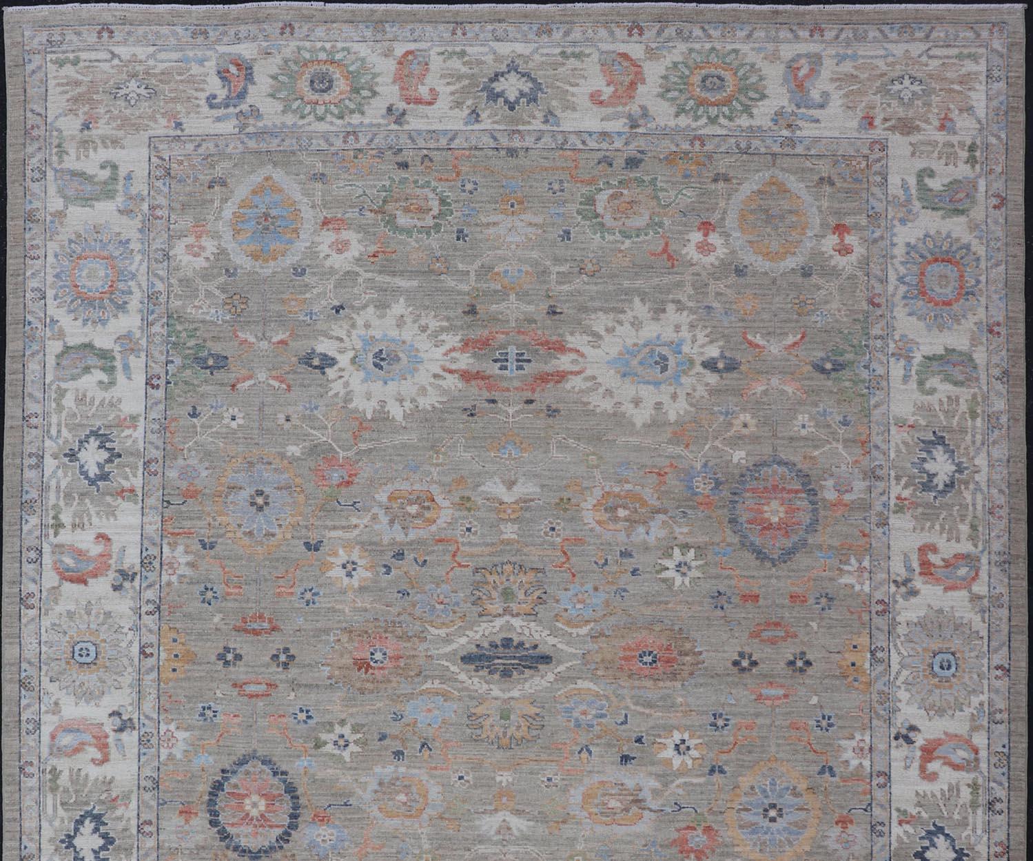 Lana Tappeto Oushak moderno con una delicata miscela di verdi tenui e fiori 9'0 x 12'4 in vendita