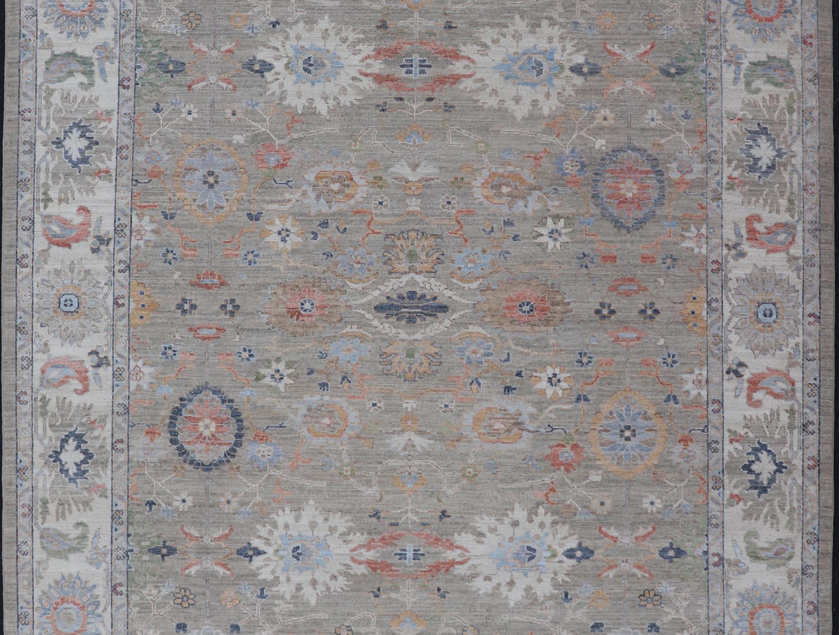 Tappeto Oushak moderno con una delicata miscela di verdi tenui e fiori 9'0 x 12'4 in vendita 1