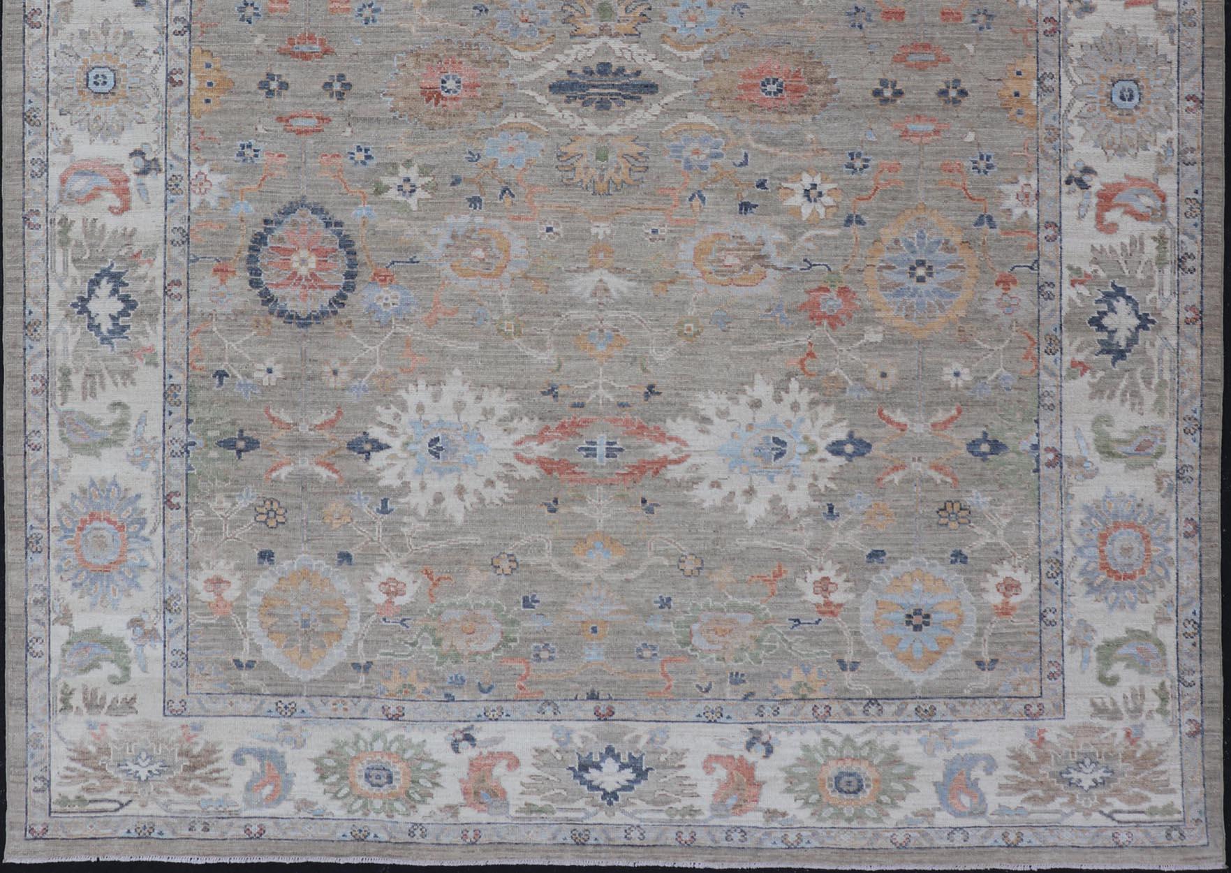 Tappeto Oushak moderno con una delicata miscela di verdi tenui e fiori 9'0 x 12'4 in vendita 2