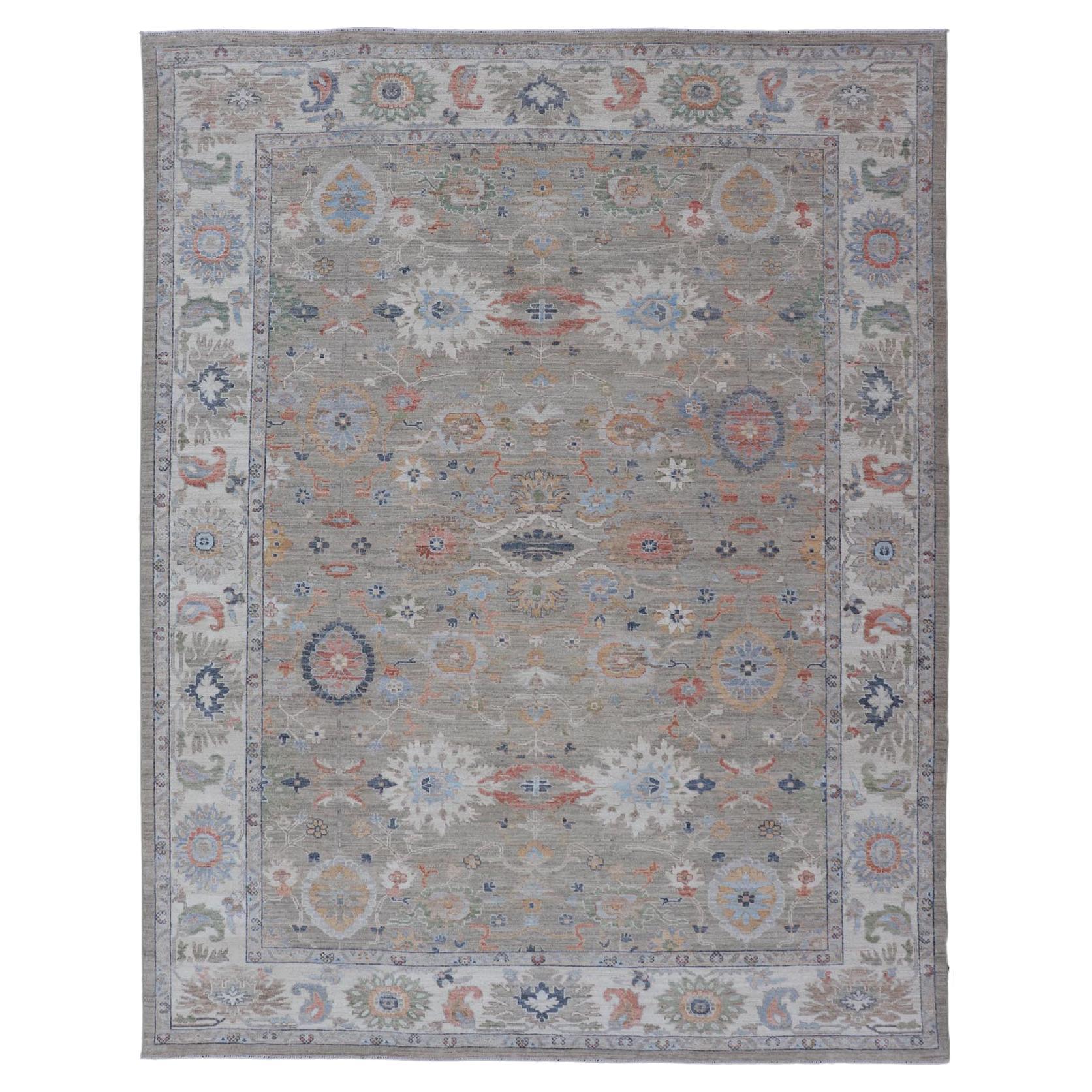 Moderner Oushak-Teppich mit einer Gentle-Mischung aus gedämpften Grüntönen und Blumen 9'0 x 12'4