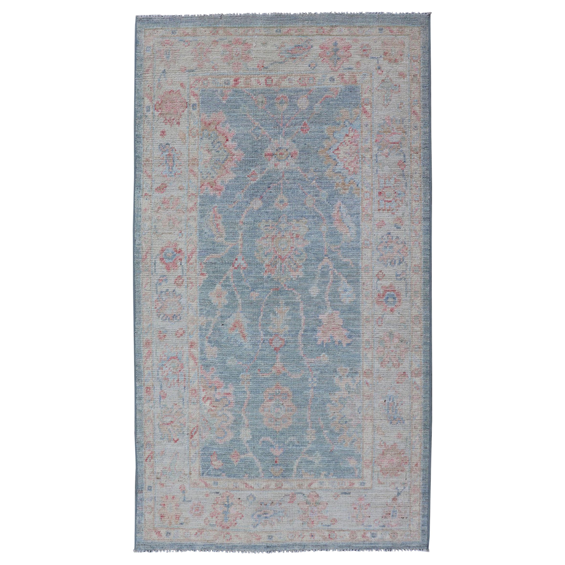 Tapis moderne d'Oushak avec un champ bleu clair et des motifs floraux sur toute la surface avec de la crème