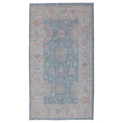 Moderner Oushak-Teppich mit hellblauem Feld mit Blumenmotiven und cremefarbenen Motiven