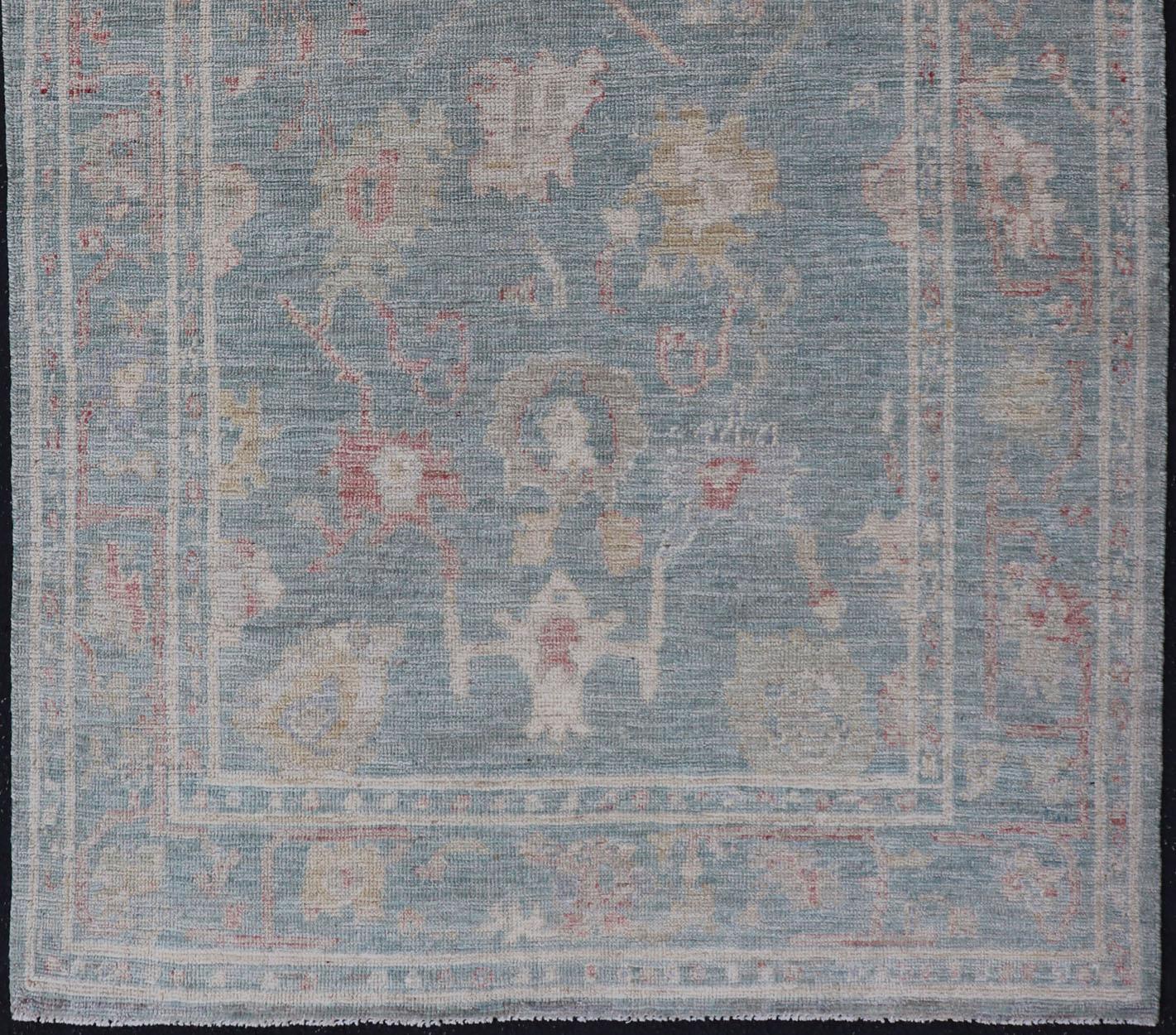 Moderner Oushak-Teppich mit hellblauem und grauem Feld von Keivan Woven Arts (Afghanisch) im Angebot
