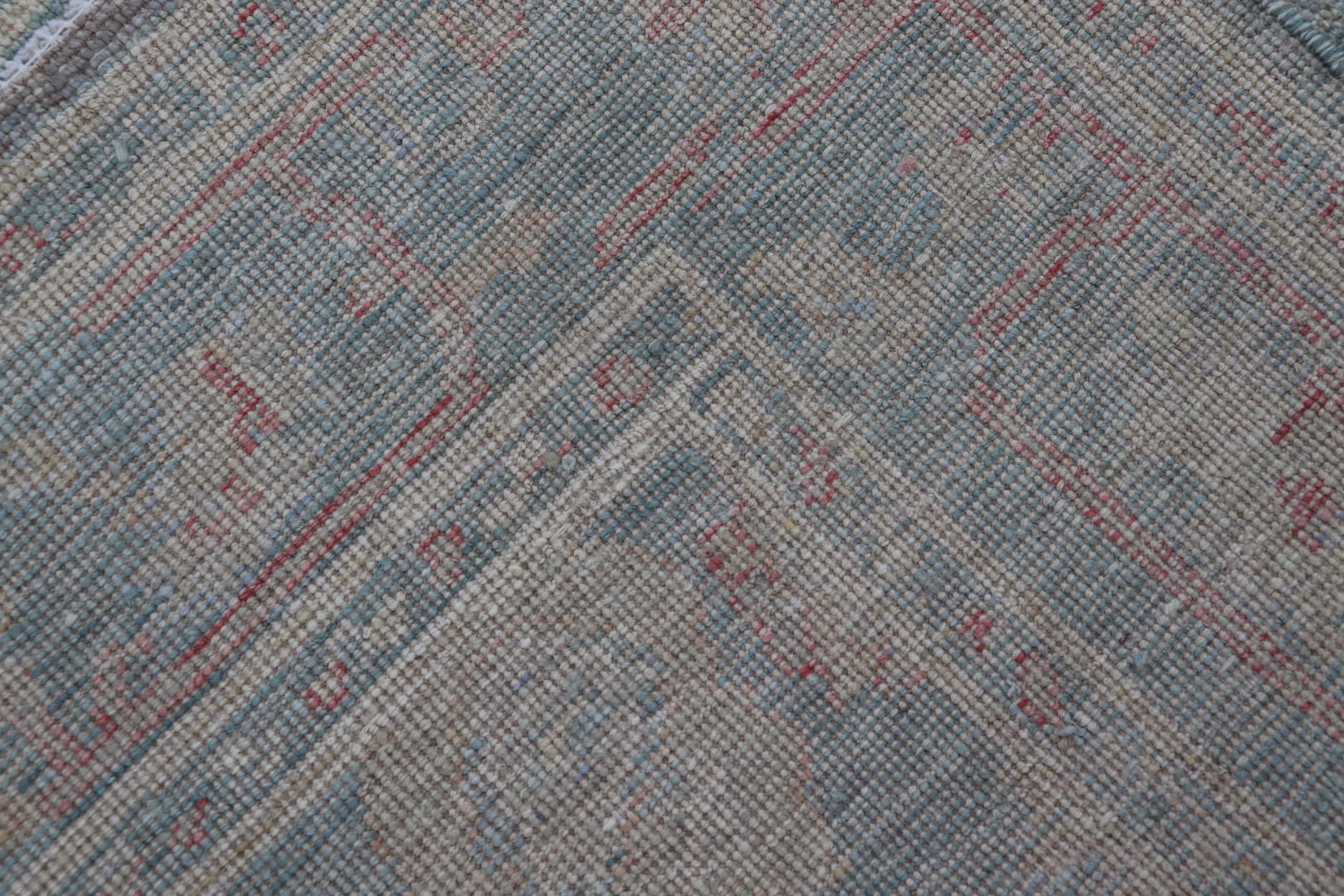 Moderner Oushak-Teppich mit hellblauem und grauem Feld von Keivan Woven Arts  (Handgeknüpft) im Angebot