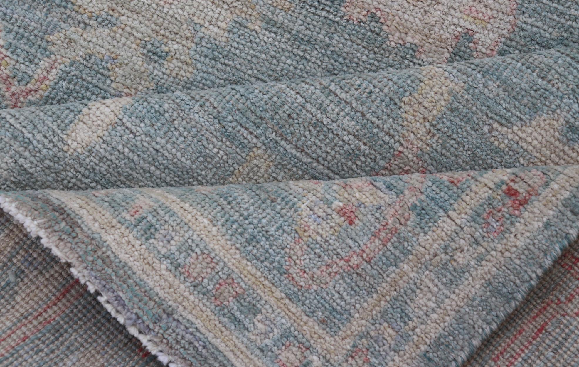 Moderner Oushak-Teppich mit hellblauem und grauem Feld von Keivan Woven Arts  im Zustand „Neu“ im Angebot in Atlanta, GA