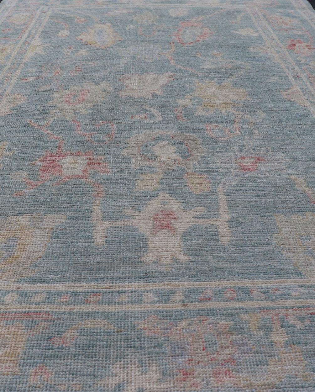 Moderner Oushak-Teppich mit hellblauem und grauem Feld von Keivan Woven Arts (21. Jahrhundert und zeitgenössisch) im Angebot